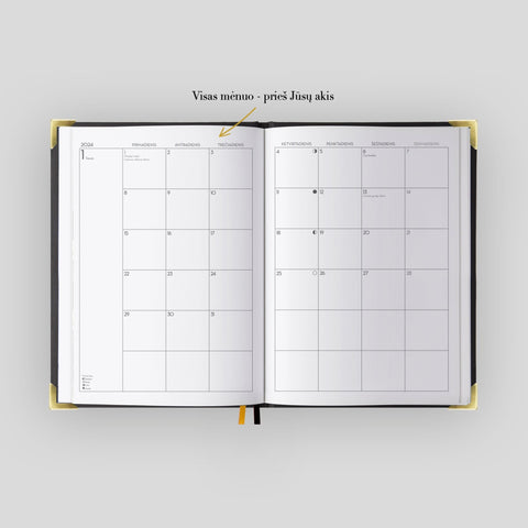 Ikoninis mažas juodas darbo kalendorius Classic Coco 2024 m. (S dydis) su Coco Chanel citatomis – personalizuotas Jūsų vardu!