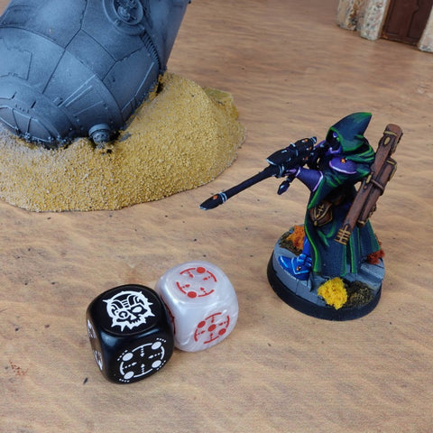 Crosshairs Compact D6 RPG kauliukų rinkinys (juoda ir perlo sp.)