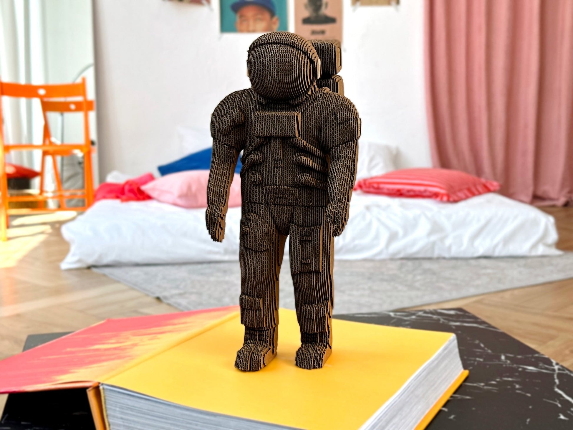 ASTRONAUTAS: surenkama 3D dėlionė - skulptūra - OBUOLYS