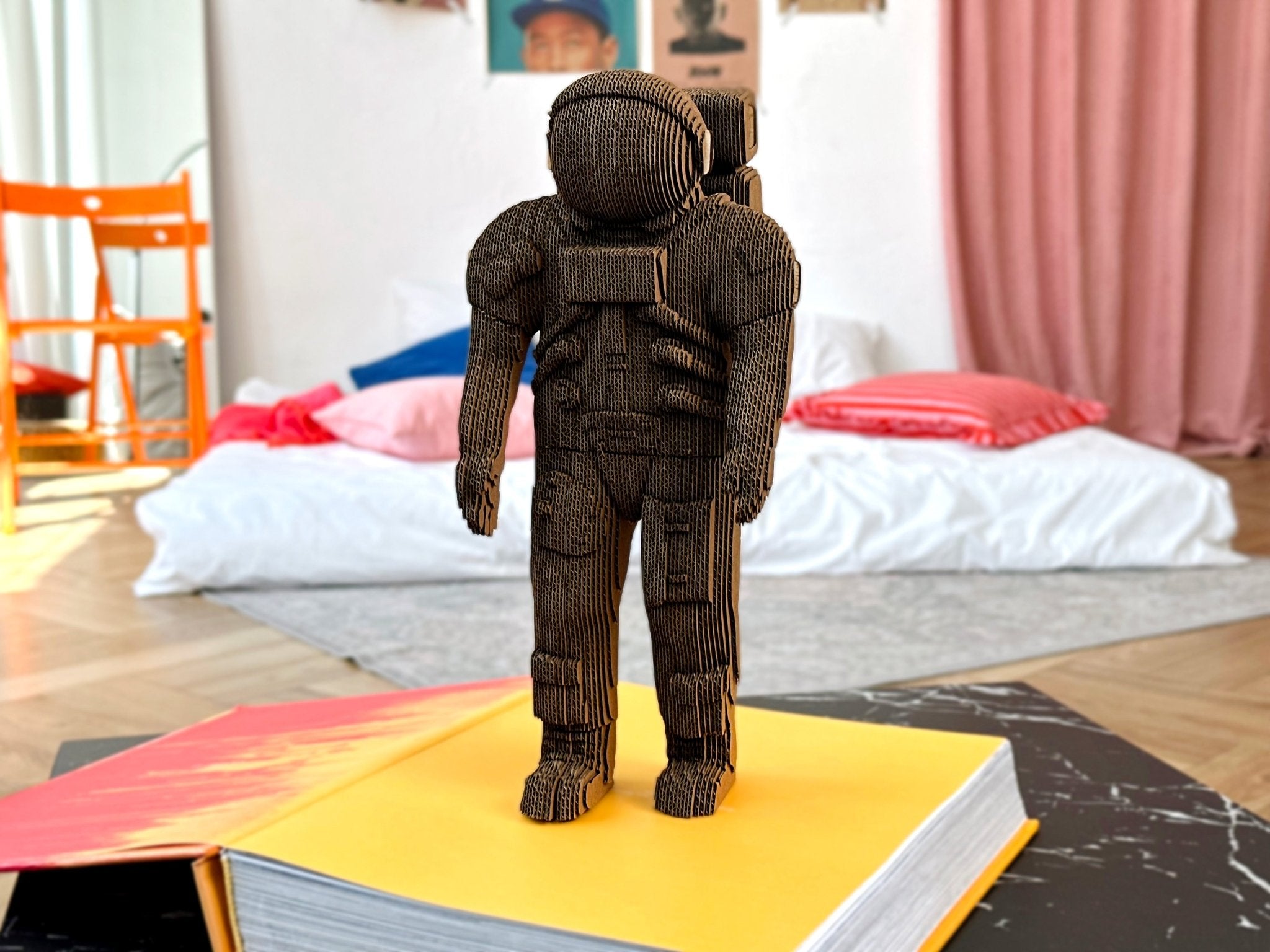 ASTRONAUTAS: surenkama 3D dėlionė - skulptūra - OBUOLYS