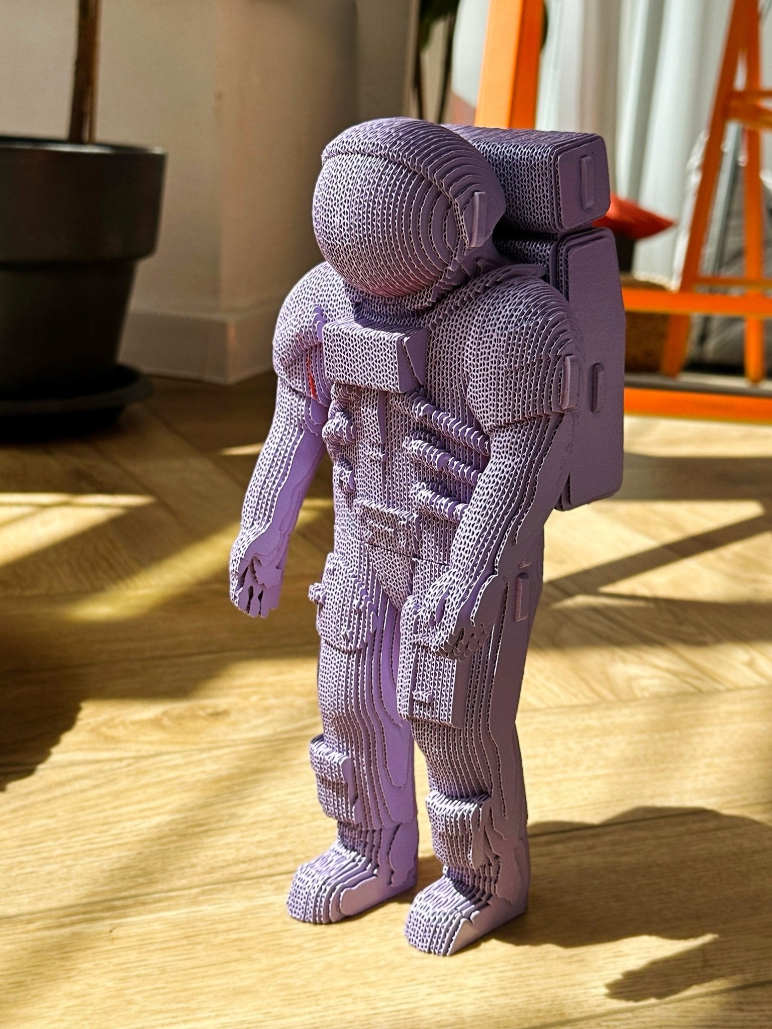 ASTRONAUTAS: surenkama 3D dėlionė - skulptūra - OBUOLYS