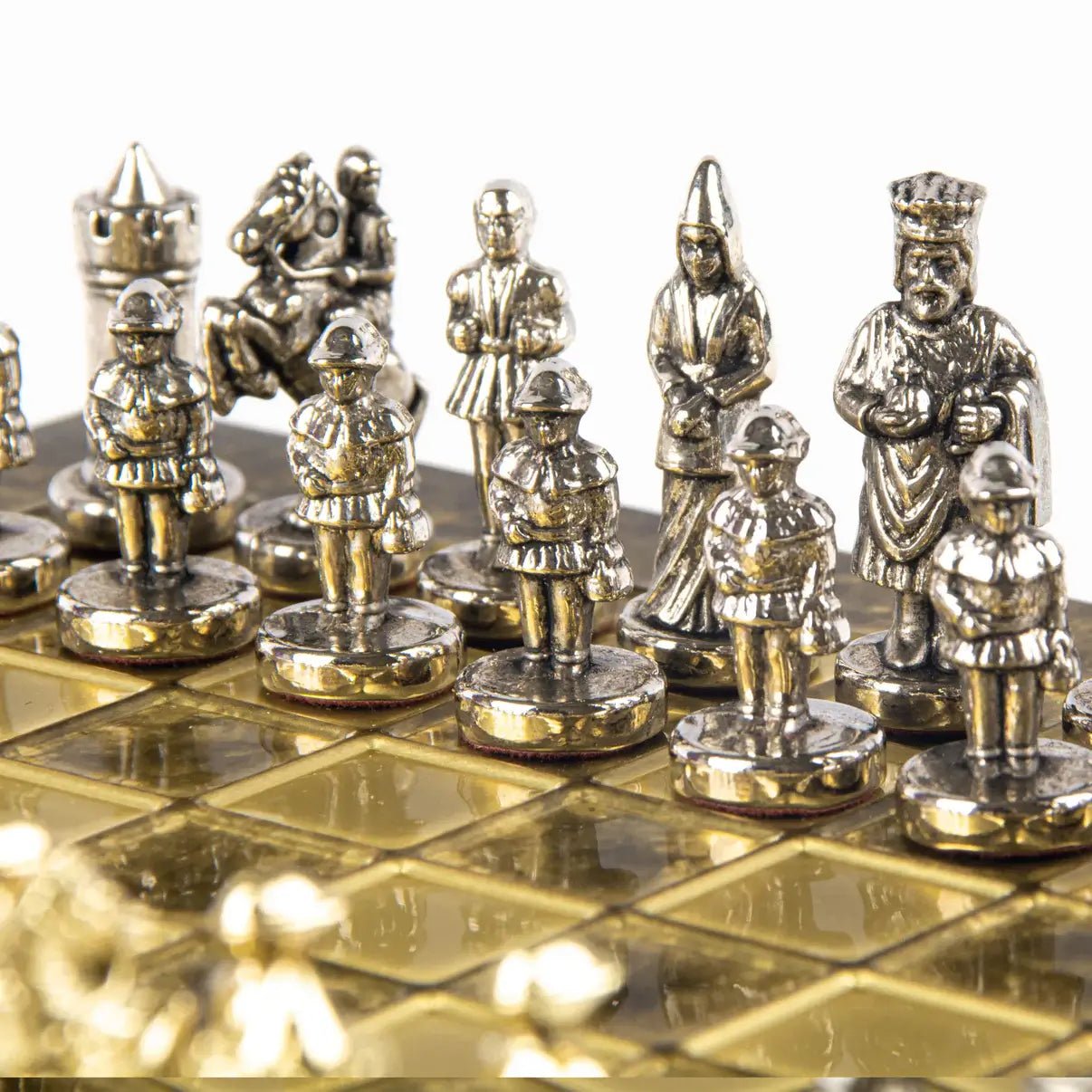 BIZANTIJOS IMPERIJOS METALINIŲ ŠACHMATŲ RINKINYS: su auksinėmis ir sidabrinėmis šachmatų figūrėlėmis + geltona šachmatų lenta 20x20 cm + medinė dėžutė + galimybė personalizuoti - OBUOLYS