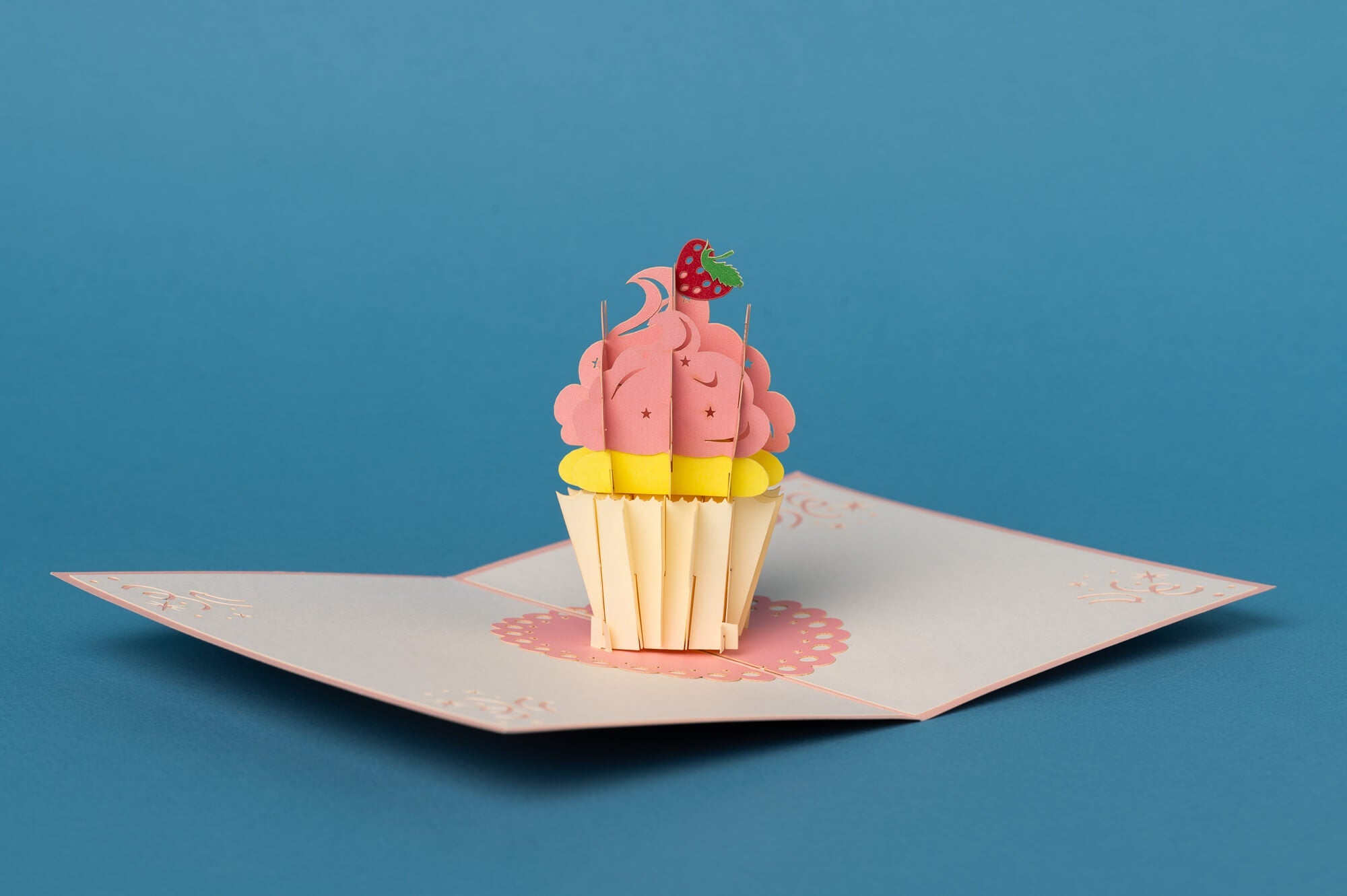 BRAŠKINIS KEKSIUKAS: išskirtinio grožio 3D pop - up atvirukas + vokas - OBUOLYS