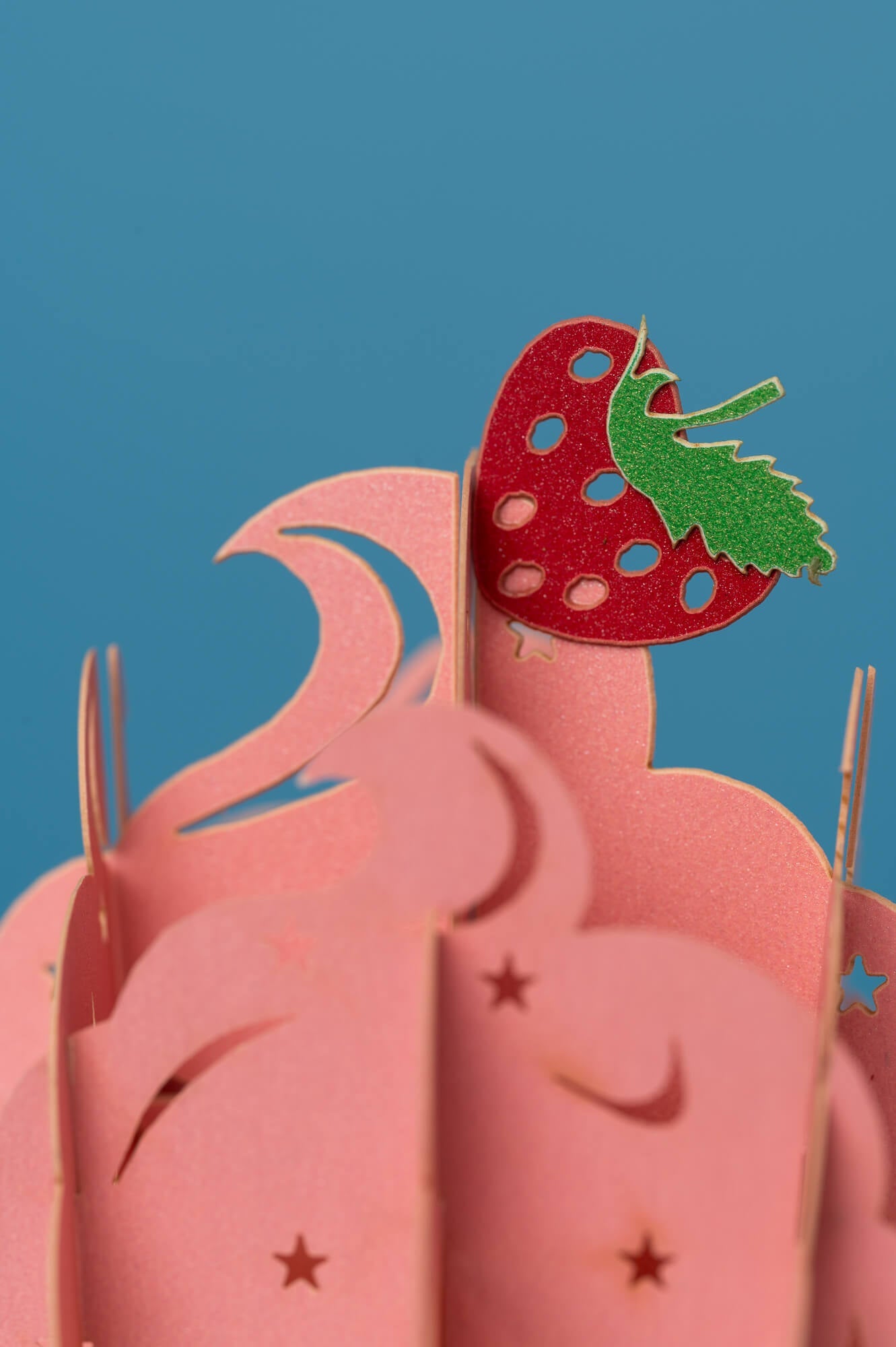 BRAŠKINIS KEKSIUKAS: išskirtinio grožio 3D pop - up atvirukas + vokas - OBUOLYS