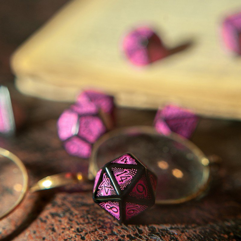 Call Of Cthulhu 7th Edition kauliukų rinkinys juodos ir purpurinės spalvos - OBUOLYS