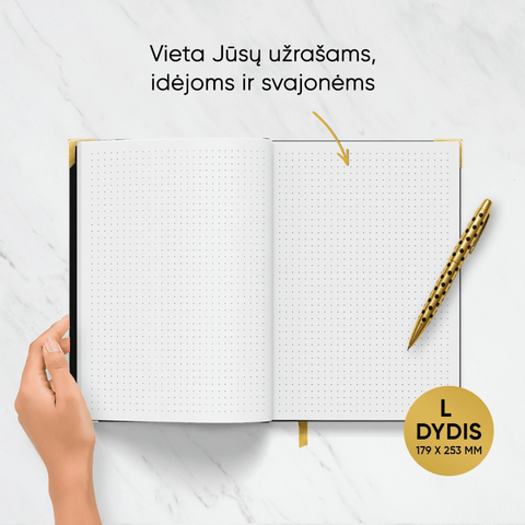 L DYDŽIO STILINGA JUODA 2026 M. DARBO KNYGA: su mados ikonos biografija ir citatomis + galimybė personalizuoti!