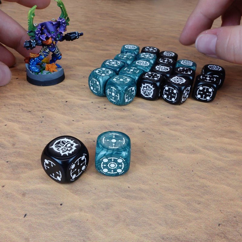 Crosshairs Compact D6 RPG kauliukų rinkinys (audros mėlyna ir juoda sp.) - OBUOLYS