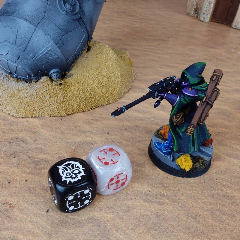 Crosshairs Compact D6 RPG kauliukų rinkinys (juoda ir perlo sp.) - OBUOLYS