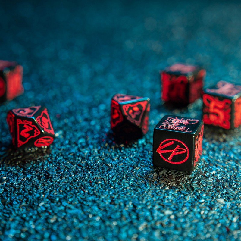 Cyberpunk RED Essential kauliukų rinkinys juodos ir raudonos spalvos - OBUOLYS