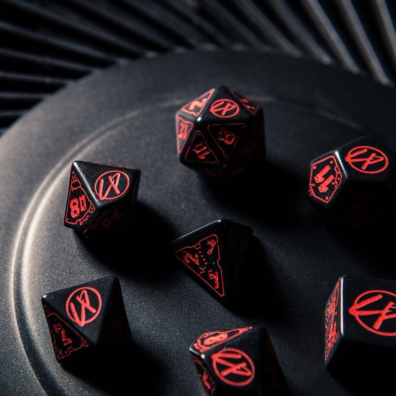Cyberpunk RED RPG kauliukų rinkinys juodos ir raudonos sp - OBUOLYS
