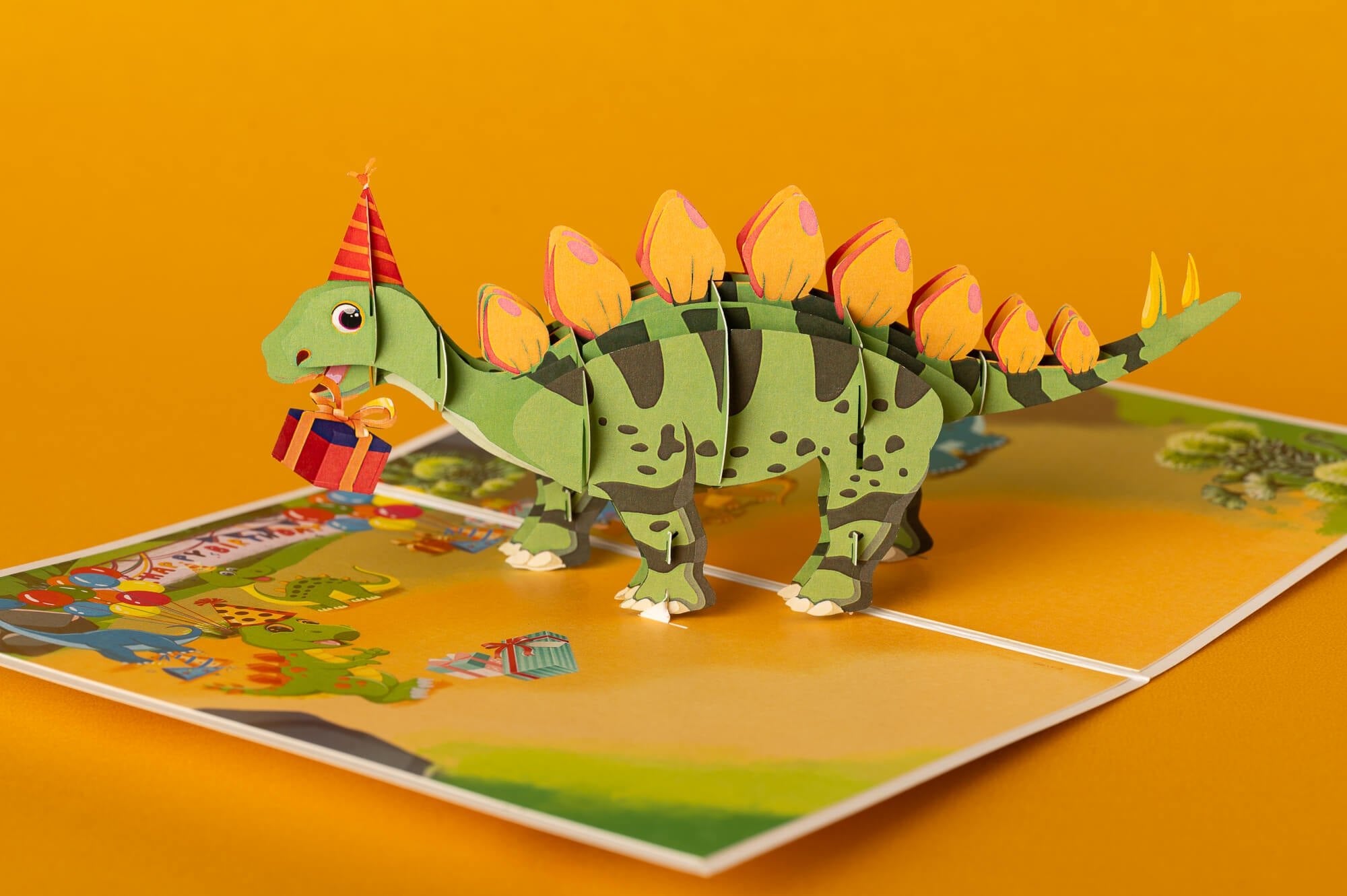 DINOZAURIUKAI SVEIKINA SU GIMTADIENIU: išskirtinio grožio 3D pop - up atvirukas + vokas - OBUOLYS