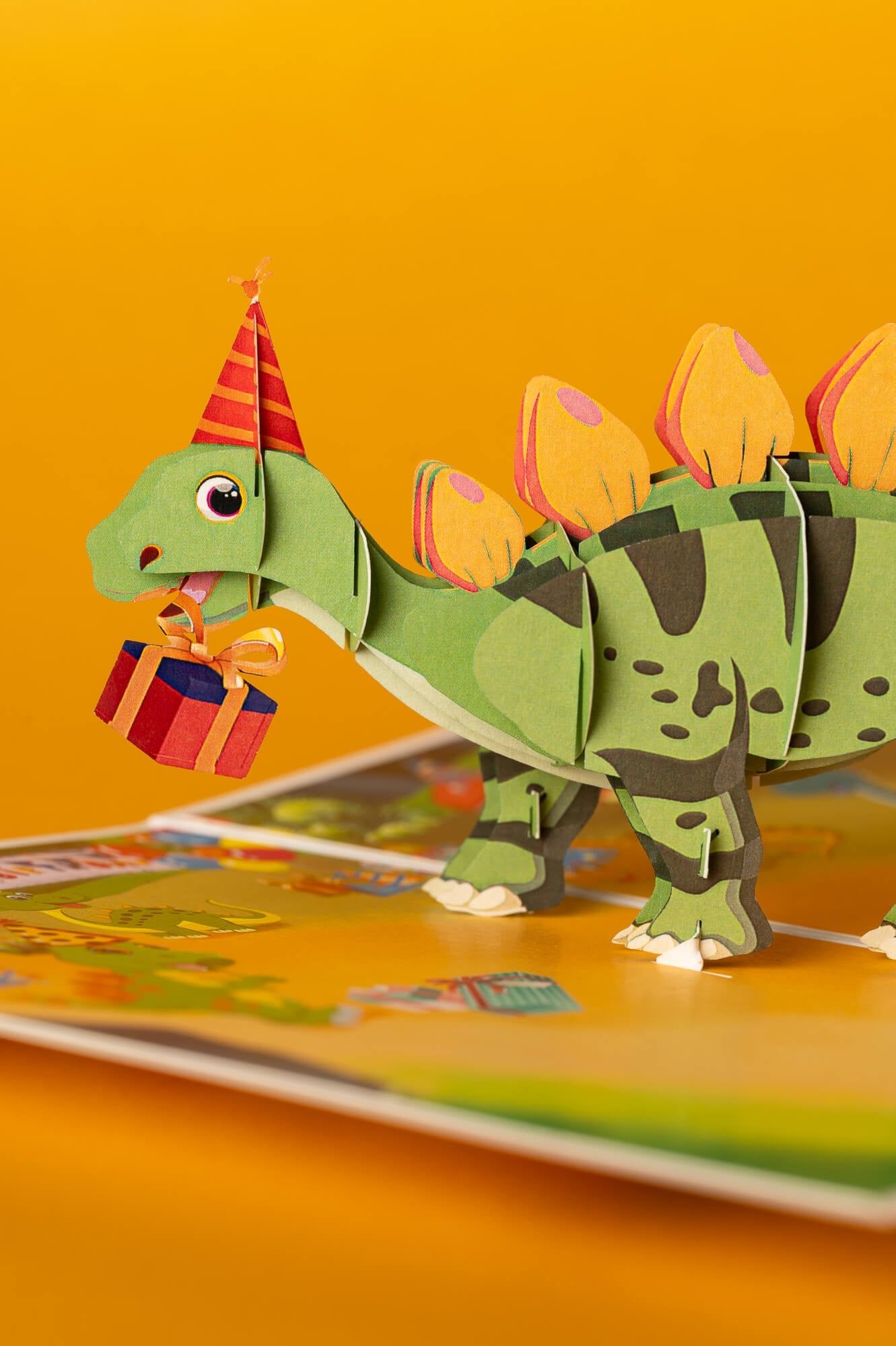 DINOZAURIUKAI SVEIKINA SU GIMTADIENIU: išskirtinio grožio 3D pop - up atvirukas + vokas - OBUOLYS