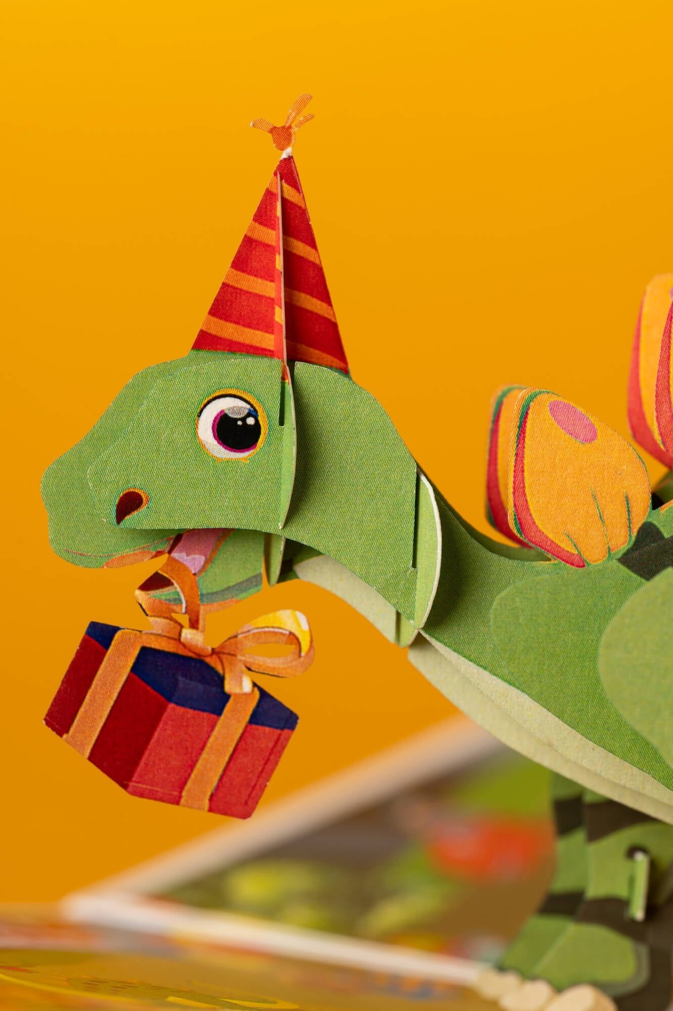 DINOZAURIUKAI SVEIKINA SU GIMTADIENIU: išskirtinio grožio 3D pop - up atvirukas + vokas - OBUOLYS