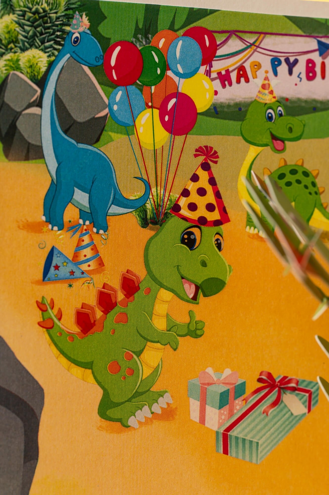 DINOZAURIUKAI SVEIKINA SU GIMTADIENIU: išskirtinio grožio 3D pop - up atvirukas + vokas - OBUOLYS