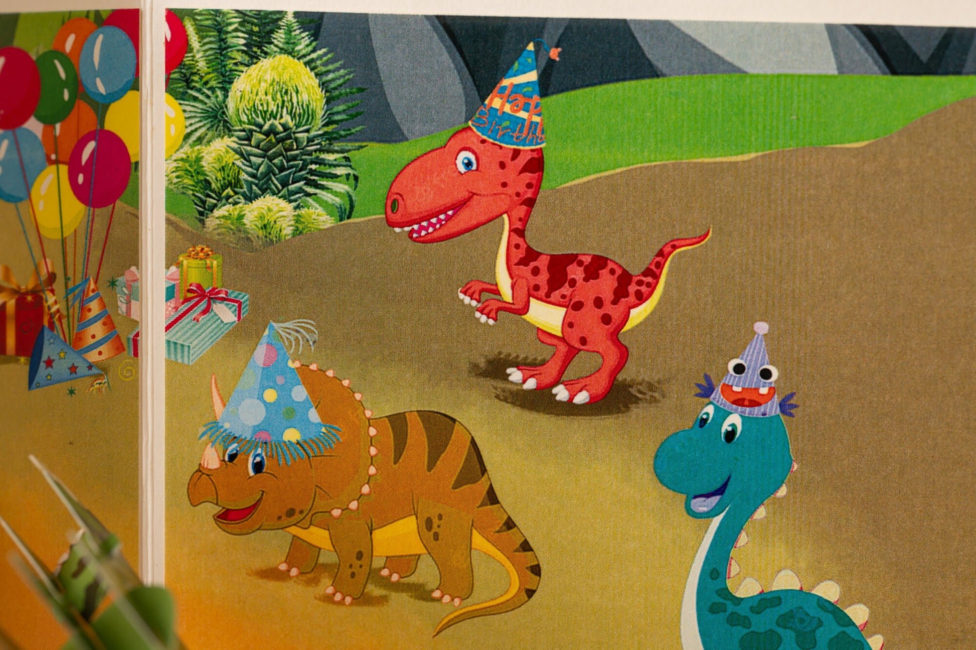 DINOZAURIUKAI SVEIKINA SU GIMTADIENIU: išskirtinio grožio 3D pop - up atvirukas + vokas - OBUOLYS