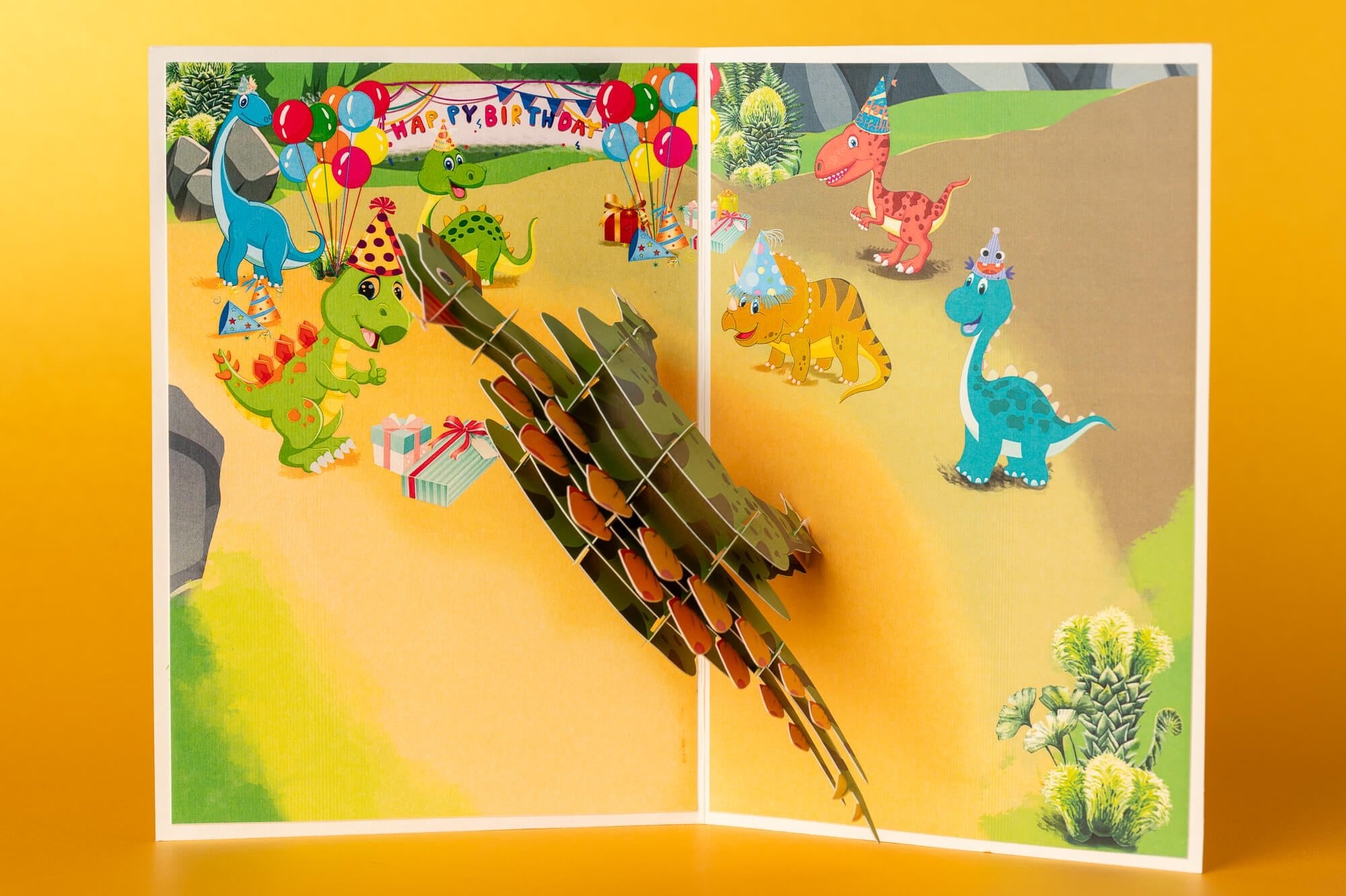 DINOZAURIUKAI SVEIKINA SU GIMTADIENIU: išskirtinio grožio 3D pop - up atvirukas + vokas - OBUOLYS