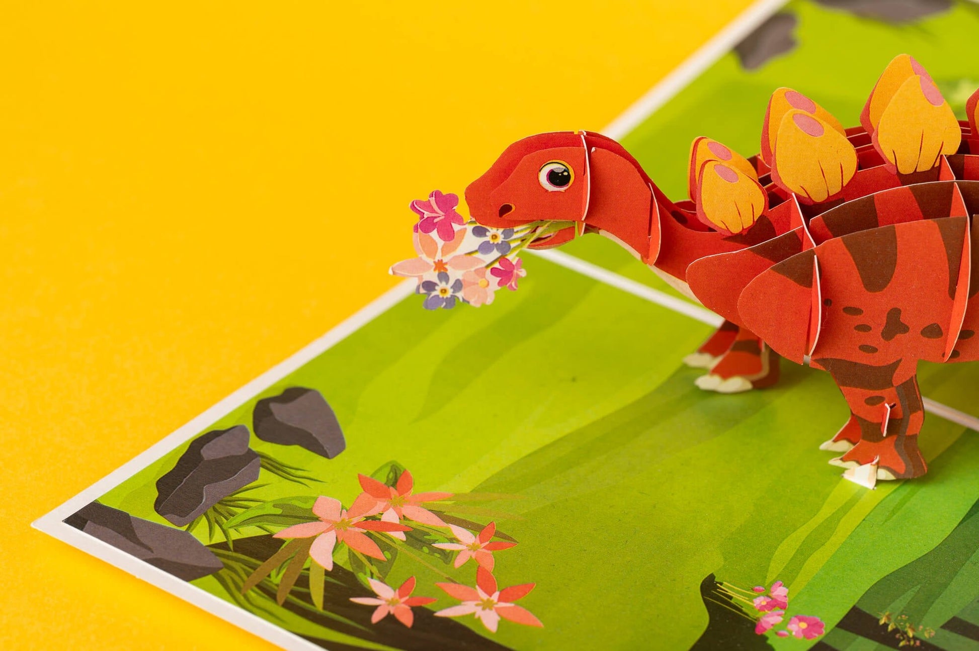 DINOZAURIUKO SVEIKINIMAI: išskirtinio grožio 3D pop - up atvirukas + vokas - OBUOLYS