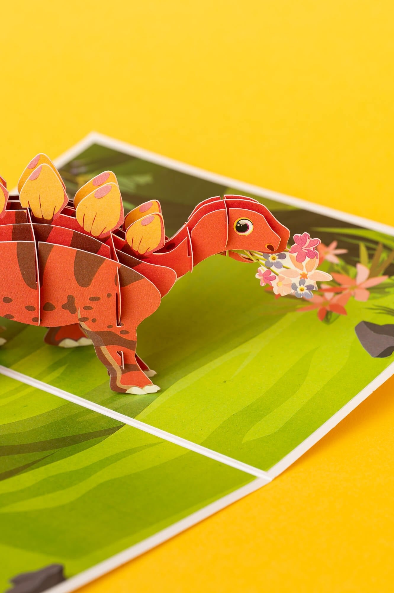 DINOZAURIUKO SVEIKINIMAI: išskirtinio grožio 3D pop - up atvirukas + vokas - OBUOLYS