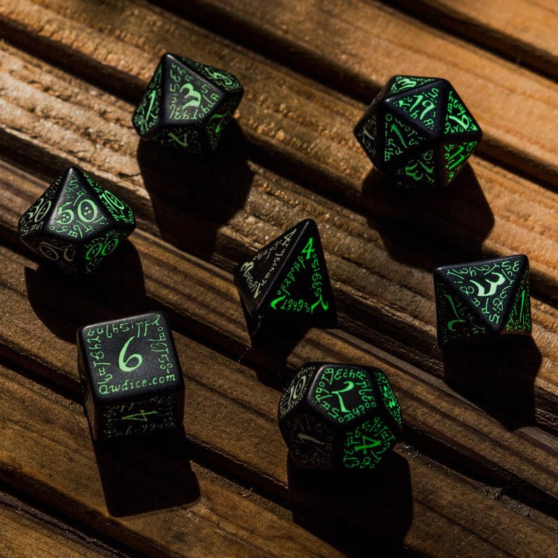 Elvish kauliukų rinkinys juodos ir fluorescencinės sp šviečia tamsoje - OBUOLYS