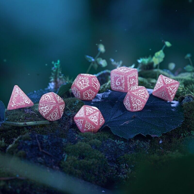 Elvish Žvilgančios rožinės ir baltos sp. Dice Set Q - workshop - OBUOLYS