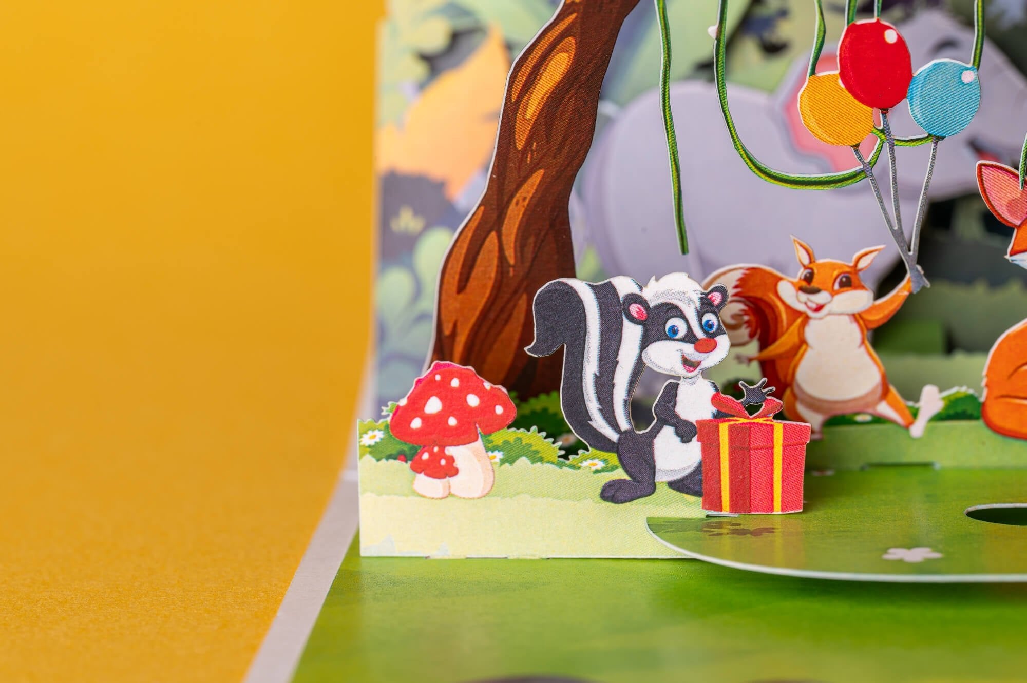 GYVŪNŲ GIMTADIENIS: išskirtinio grožio 3D pop - up atvirukas + vokas - OBUOLYS