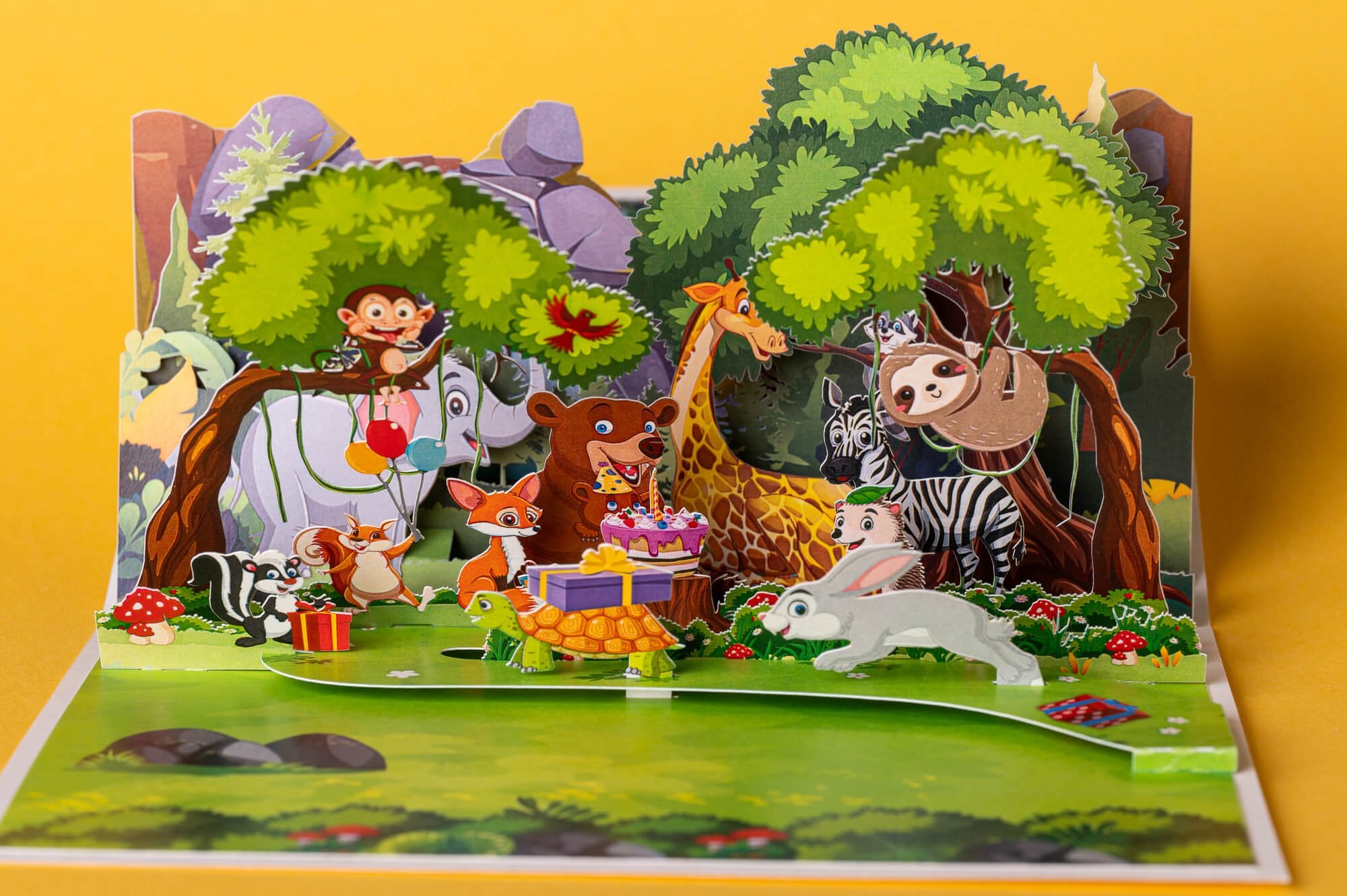 GYVŪNŲ GIMTADIENIS: išskirtinio grožio 3D pop - up atvirukas + vokas - OBUOLYS