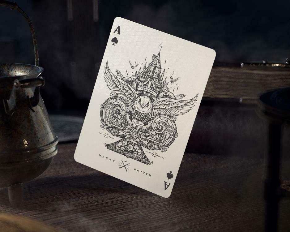 Harry Potter Hufflepuff Geltonos Theory11 žaidimo kortos - OBUOLYS