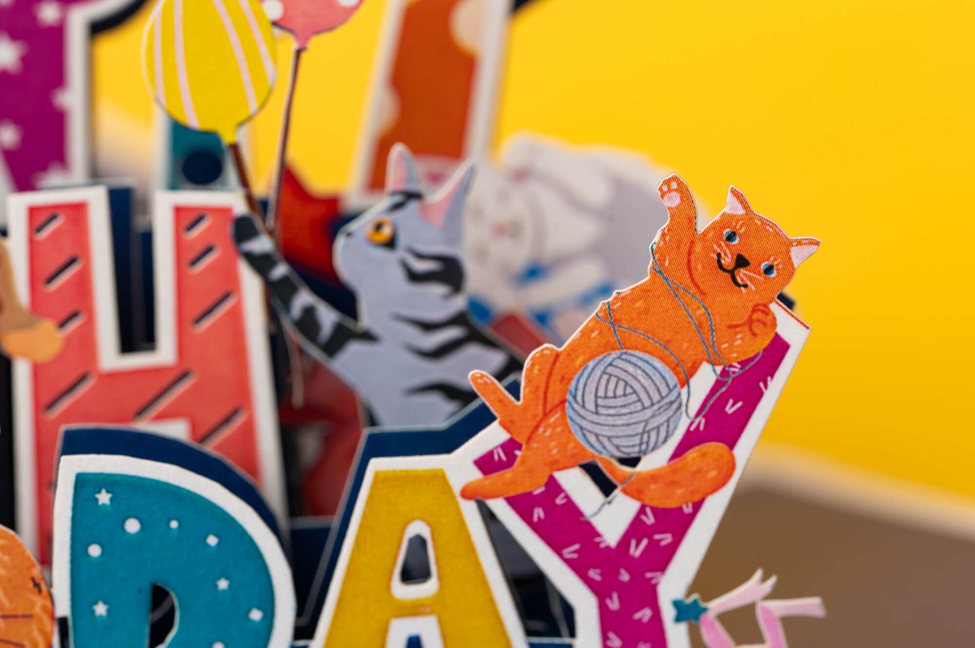 IŠDYKUSIŲ KATINĖLIŲ SVEIKINIMAI: išskirtinio grožio 3D pop - up atvirukas + vokas - OBUOLYS