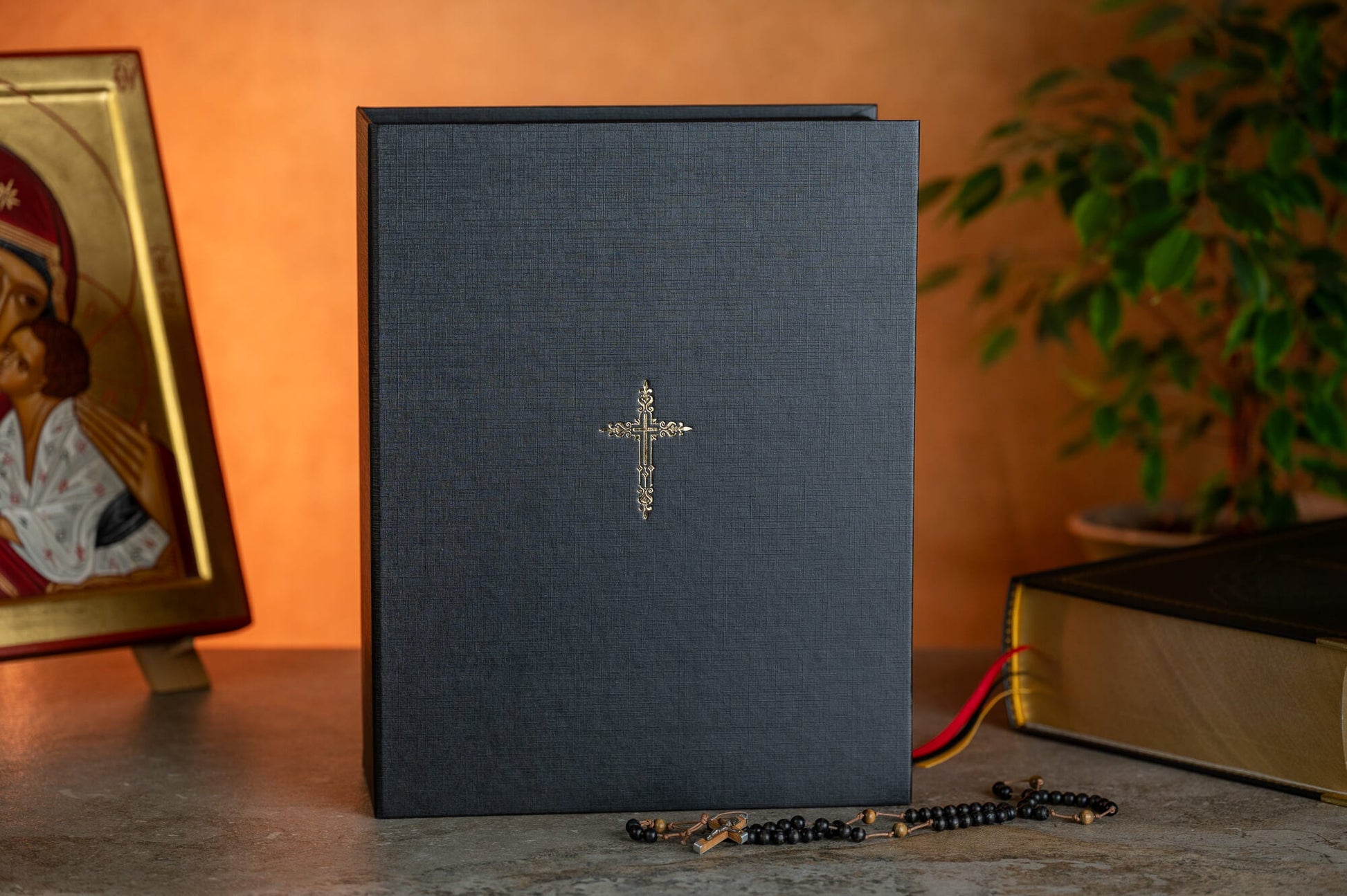 JUODA DOVANŲ DĖŽĖ: ypatingai kokybiška dėžė ŠEIMOS BIBLIJAI dovanoti ir laikyti - OBUOLYS