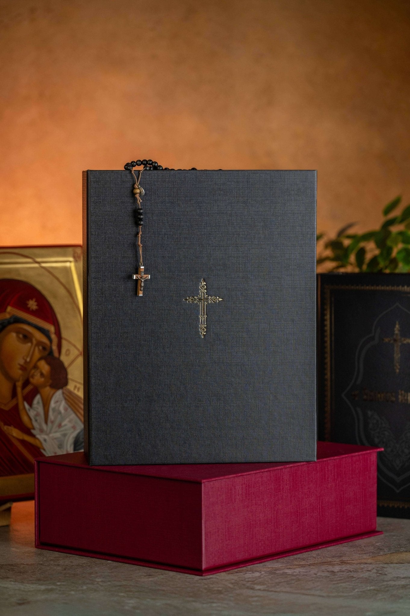 JUODA DOVANŲ DĖŽĖ: ypatingai kokybiška dėžė ŠEIMOS BIBLIJAI dovanoti ir laikyti - OBUOLYS