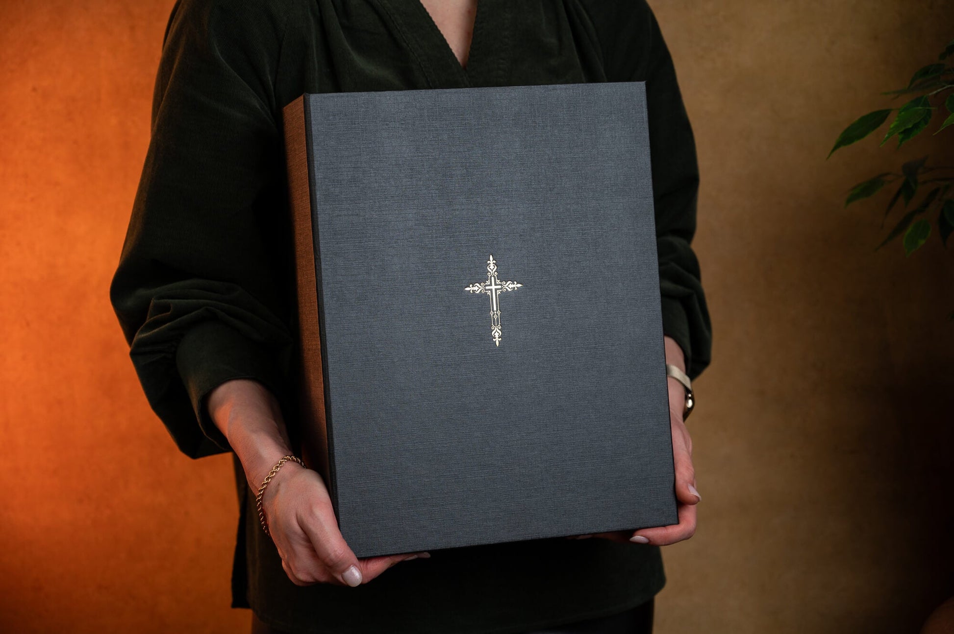 JUODA DOVANŲ DĖŽĖ: ypatingai kokybiška dėžė ŠEIMOS BIBLIJAI dovanoti ir laikyti - OBUOLYS