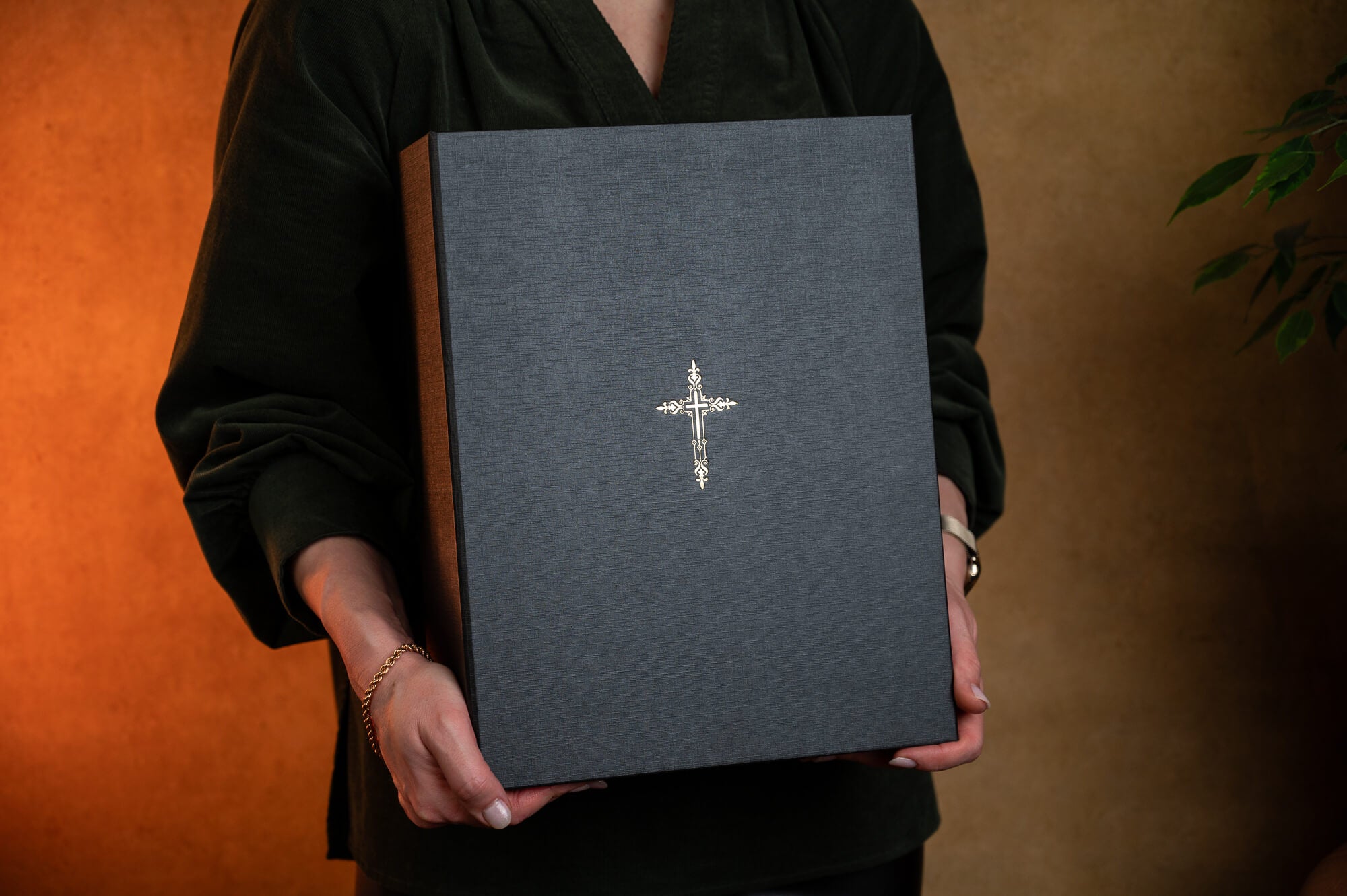 JUODA DOVANŲ DĖŽĖ: ypatingai kokybiška dėžė ŠEIMOS BIBLIJAI dovanoti ir laikyti - OBUOLYS