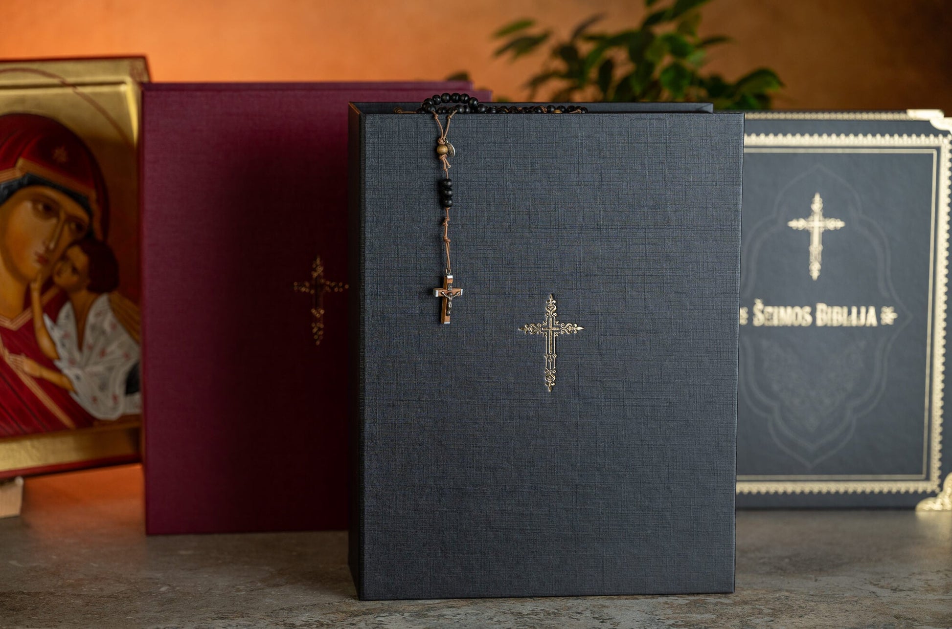 JUODA DOVANŲ DĖŽĖ: ypatingai kokybiška dėžė ŠEIMOS BIBLIJAI dovanoti ir laikyti - OBUOLYS