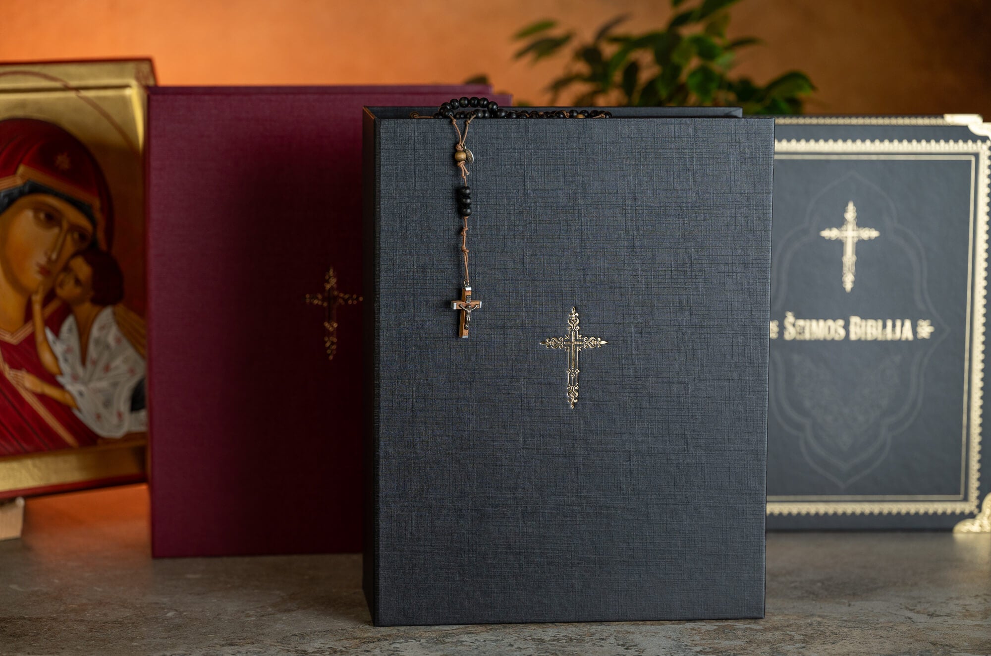 JUODA DOVANŲ DĖŽĖ: ypatingai kokybiška dėžė ŠEIMOS BIBLIJAI dovanoti ir laikyti - OBUOLYS