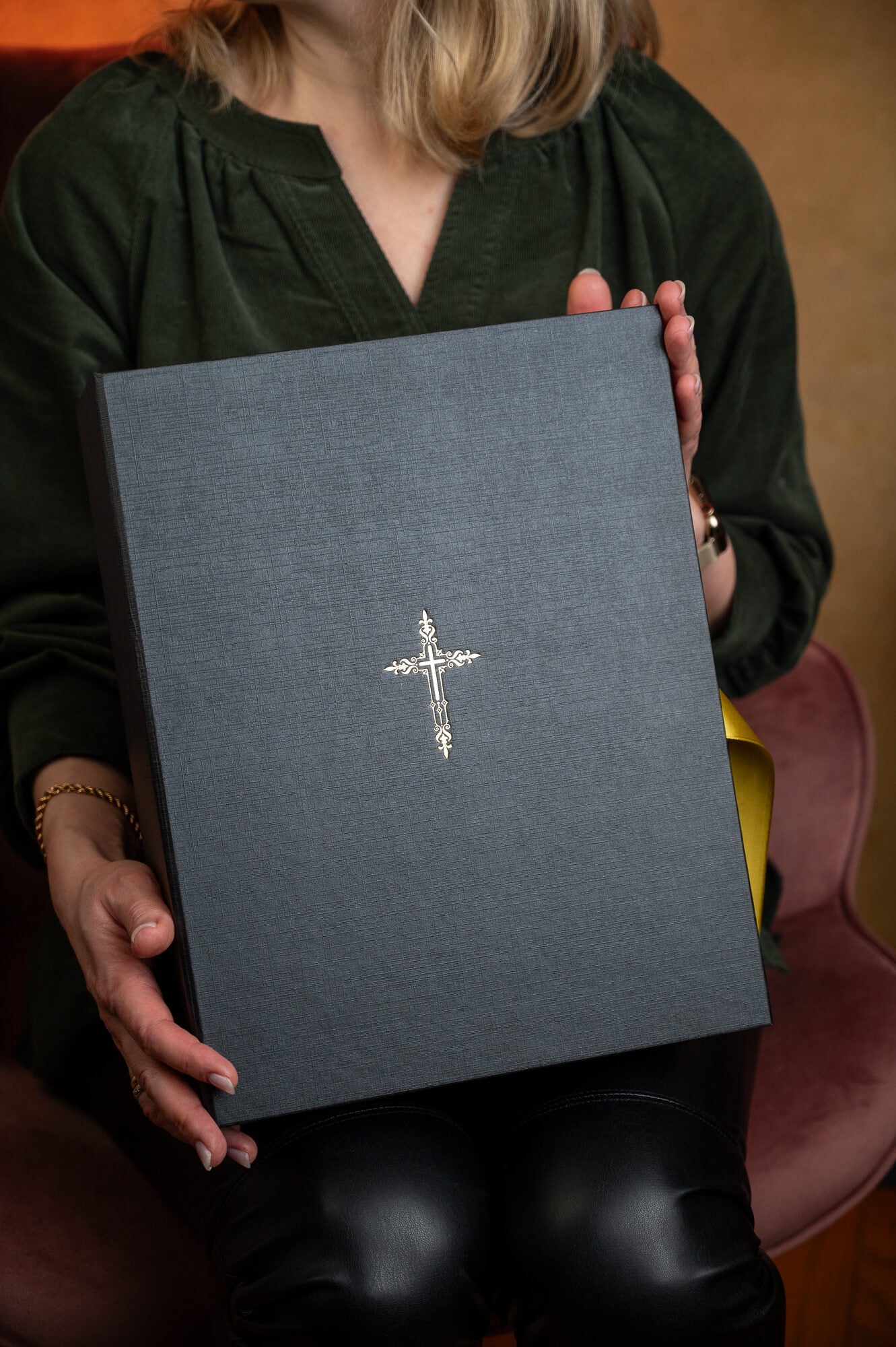 JUODA DOVANŲ DĖŽĖ: ypatingai kokybiška dėžė ŠEIMOS BIBLIJAI dovanoti ir laikyti - OBUOLYS
