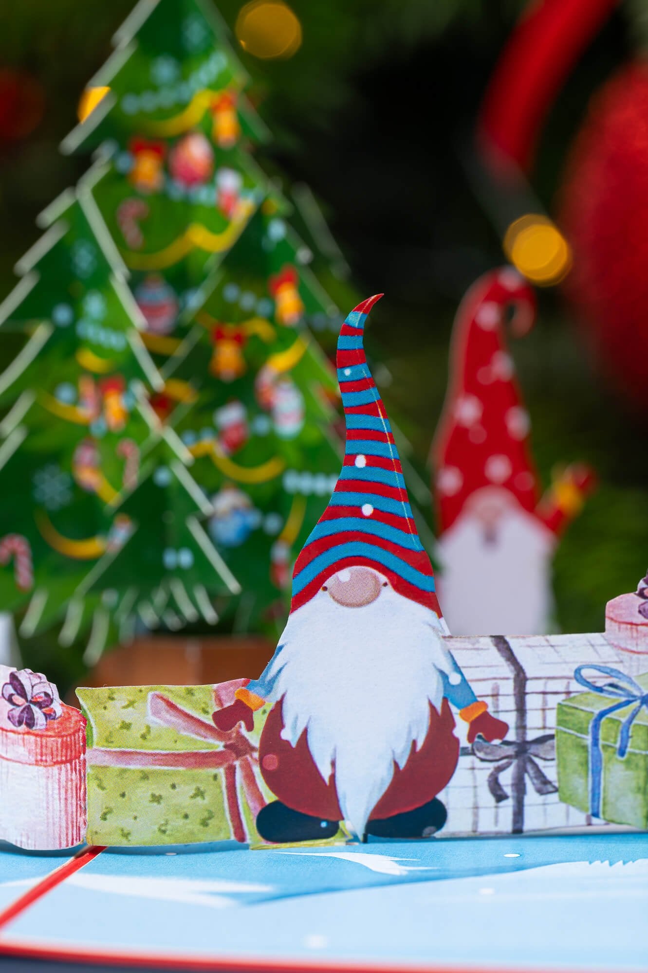 KALĖDŲ EGLUTĖ IR LINKSMIEJI NYKŠTUKAI: išskirtinio grožio 3D pop - up atvirukas + vokas + kortelė sveikinimui - OBUOLYS