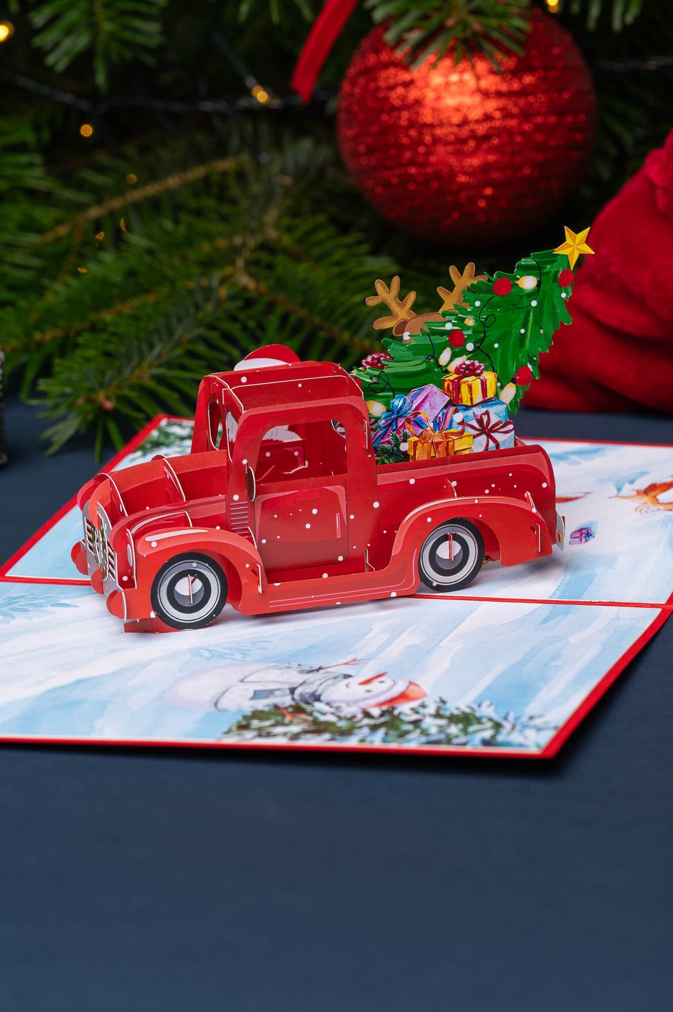 KALĖDŲ SENELIO AUTOMOBILIS: išskirtinio grožio 3D pop - up atvirukas + vokas + kortelė sveikinimui - OBUOLYS