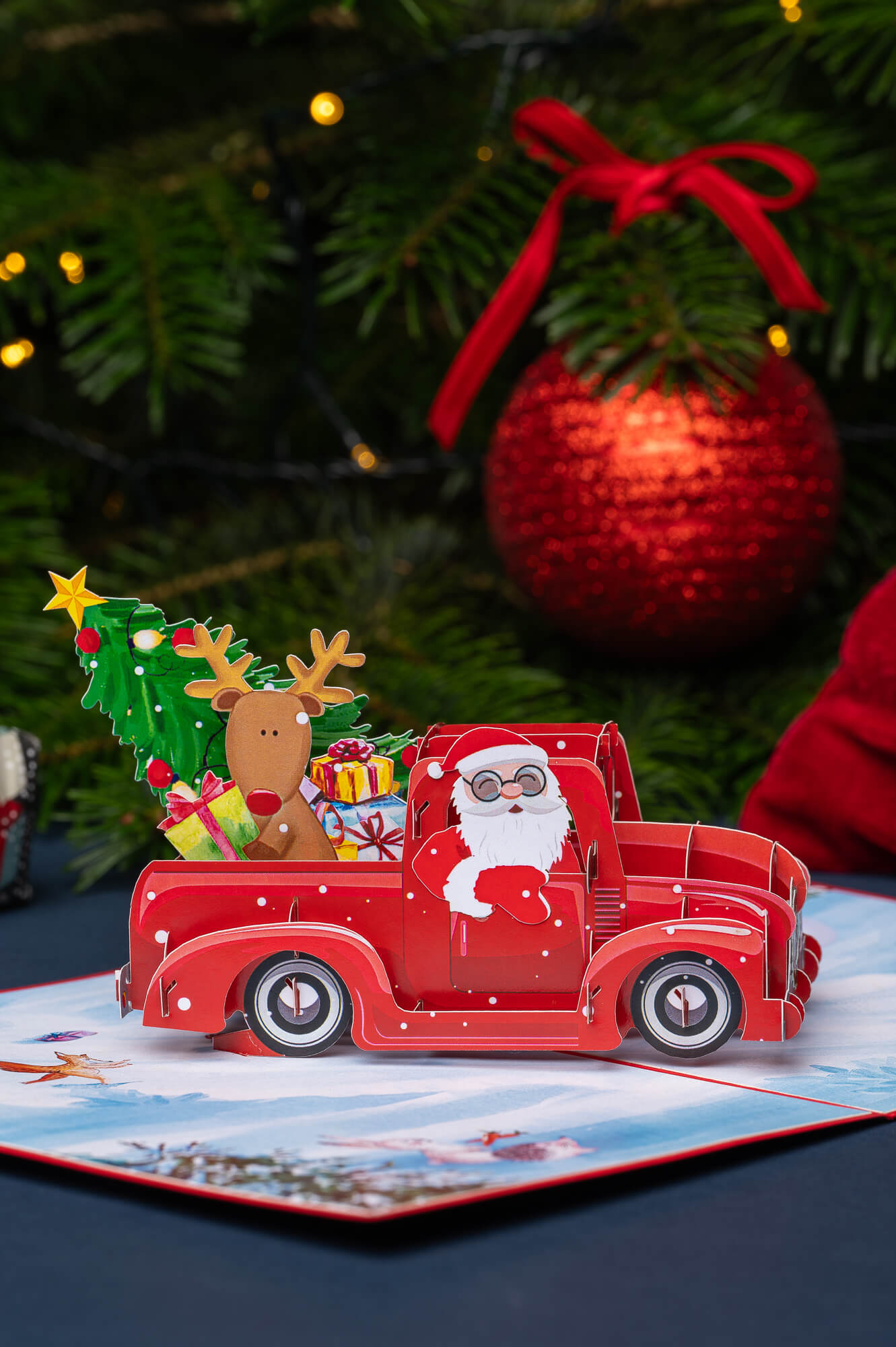 KALĖDŲ SENELIO AUTOMOBILIS: išskirtinio grožio 3D pop - up atvirukas + vokas + kortelė sveikinimui - OBUOLYS