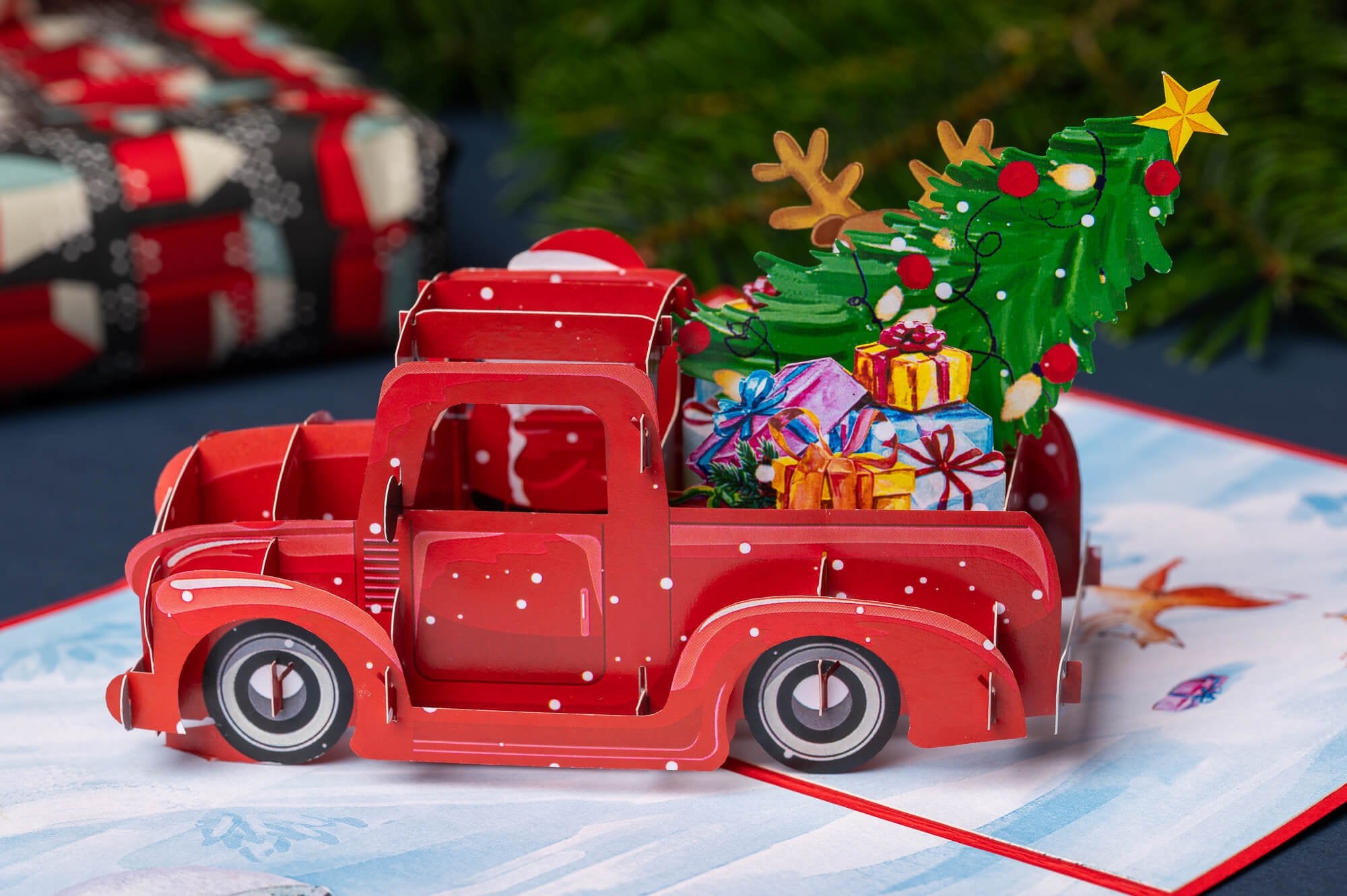 KALĖDŲ SENELIO AUTOMOBILIS: išskirtinio grožio 3D pop - up atvirukas + vokas + kortelė sveikinimui - OBUOLYS