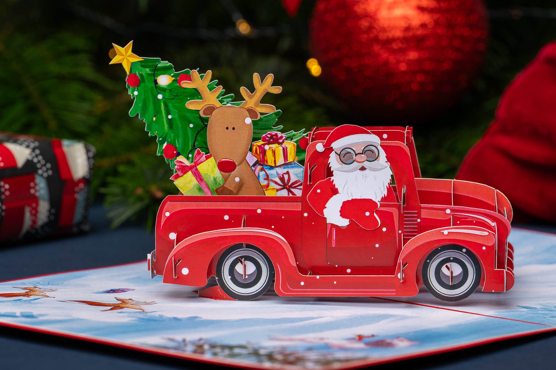 KALĖDŲ SENELIO AUTOMOBILIS: išskirtinio grožio 3D pop - up atvirukas + vokas + kortelė sveikinimui - OBUOLYS