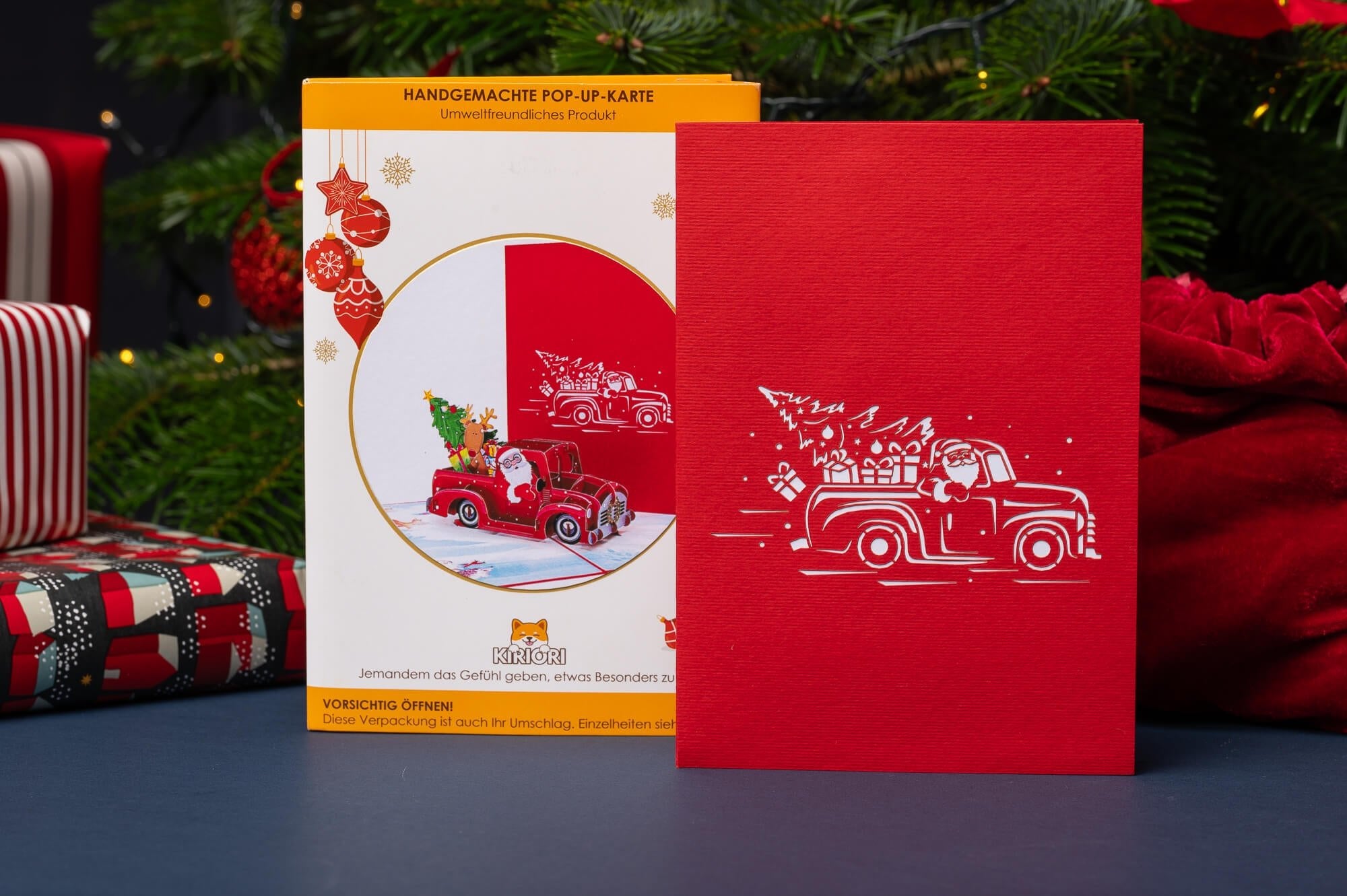 KALĖDŲ SENELIO AUTOMOBILIS: išskirtinio grožio 3D pop - up atvirukas + vokas + kortelė sveikinimui - OBUOLYS