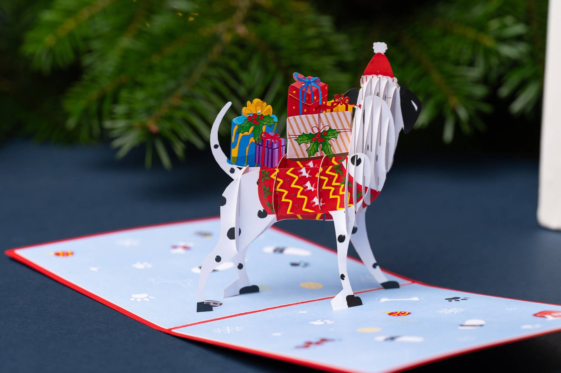 KALĖDŲ ŠUO: išskirtinio grožio 3D pop - up atvirukas + vokas + kortelė sveikinimui - OBUOLYS