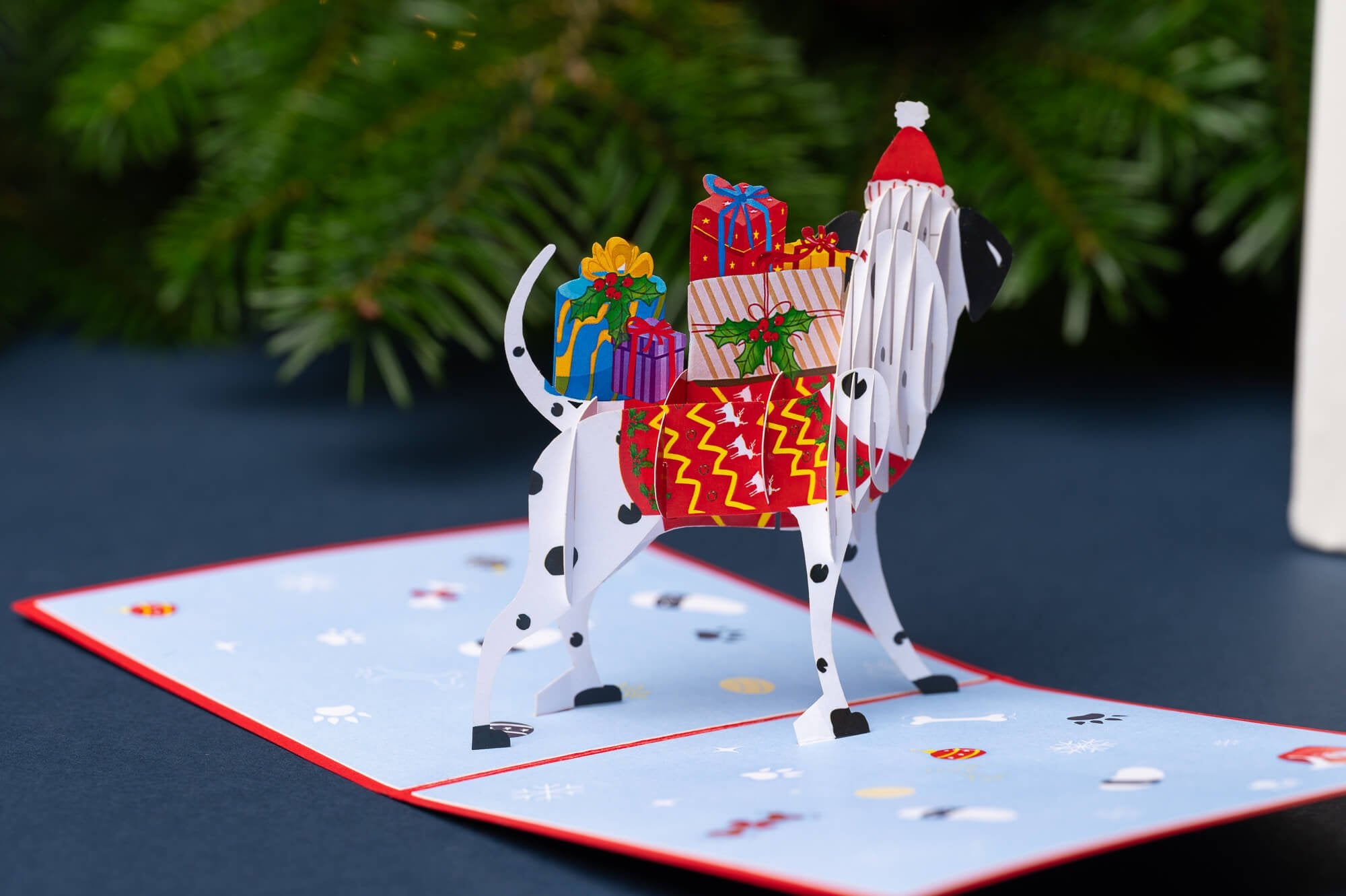 KALĖDŲ ŠUO: išskirtinio grožio 3D pop - up atvirukas + vokas + kortelė sveikinimui - OBUOLYS