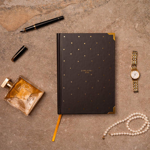 M DYDŽIO STILINGA JUODA 2026 M. DARBO KNYGA: su mados ikonos biografija ir citatomis + galimybė personalizuoti!