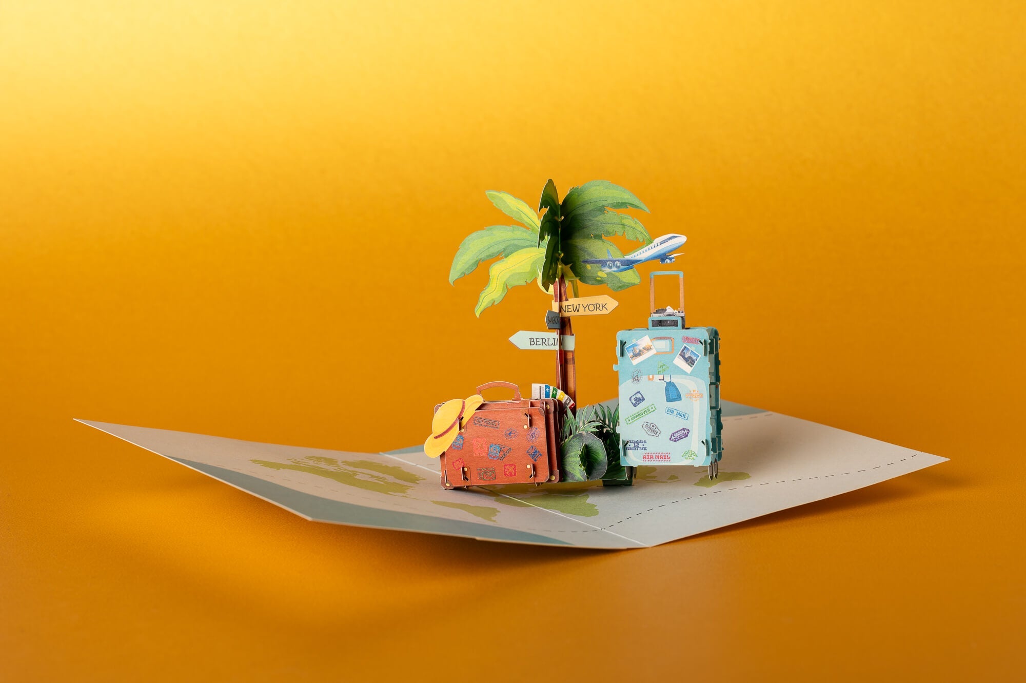 KELIONĖ APLINK PASAULĮ: išskirtinio grožio 3D pop - up atvirukas + vokas - OBUOLYS