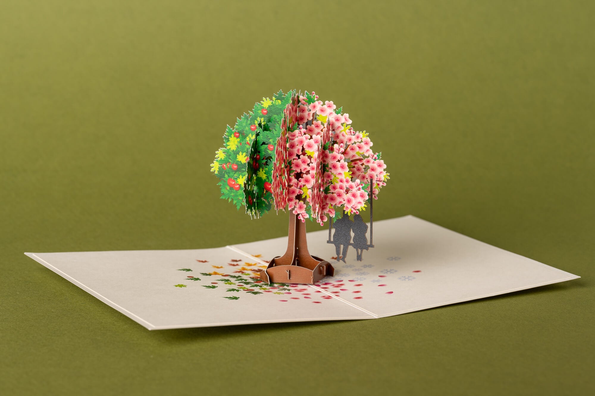 KETURI METŲ LAIKAI SU TAVIMI: išskirtinio grožio 3D pop - up atvirukas + vokas - OBUOLYS