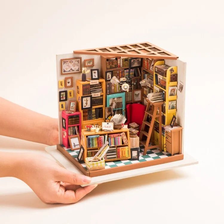KLASIKINIO STILIAUS BIBLIOTEKA: medinė dėlionė – knygų lentynos dekoracija - OBUOLYS