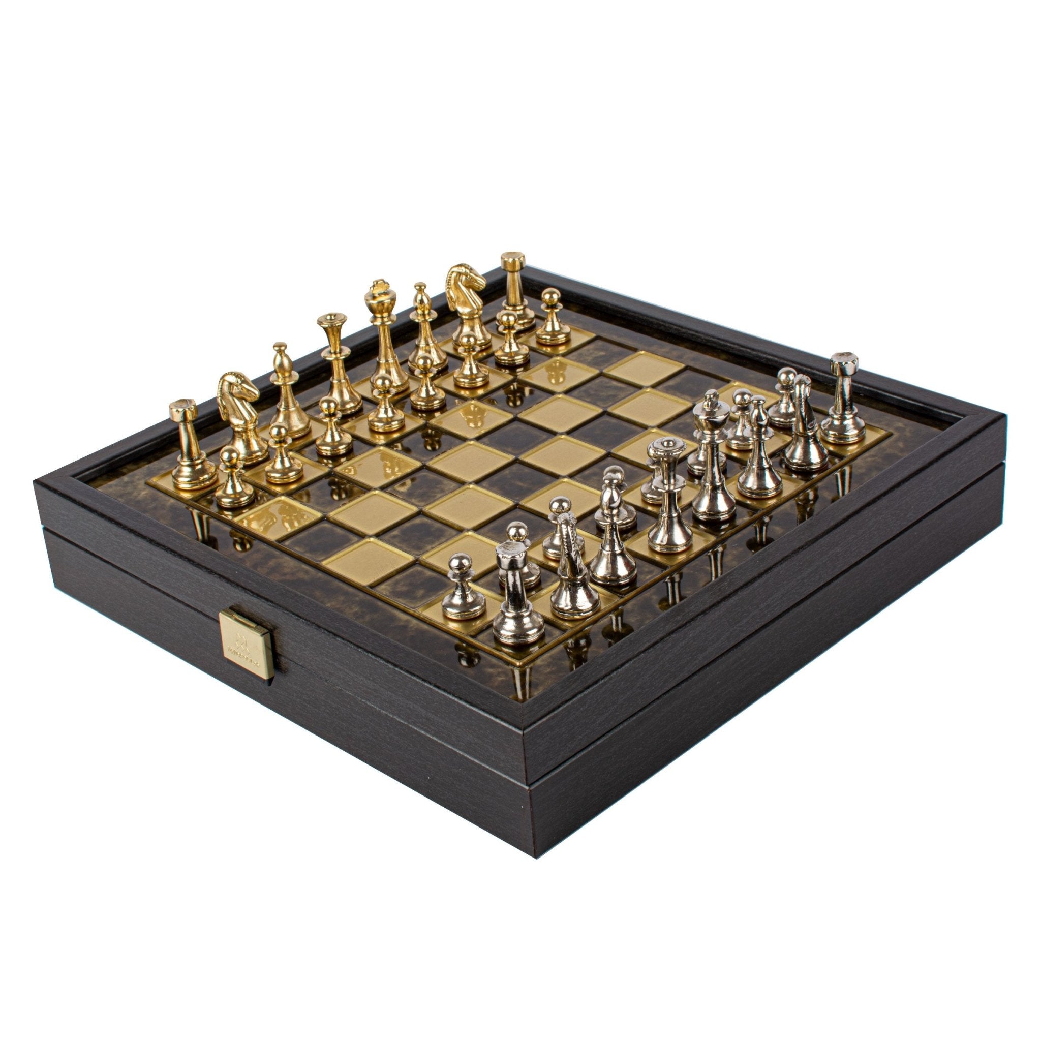 KLASIKINIS METALINIŲ ŠACHMATŲ RINKINYS: 27x27 cm žalvarinė lenta ant dėžės - OBUOLYS