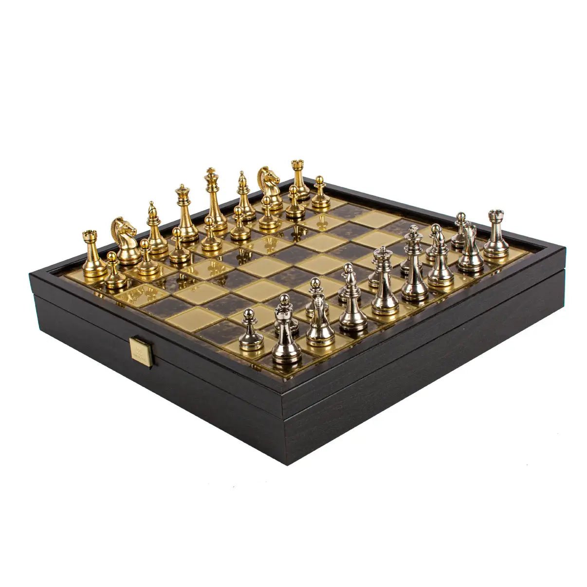 KLASIKINIS METALINIŲ STAUNTONO ŠACHMATŲ RINKINYS: ruda spalva, 34x34 cm su auksinėmis ir sidabrinėmis šachmatų figūrėlėmis + medinė dėžutė + galimybė personalizuoti - OBUOLYS