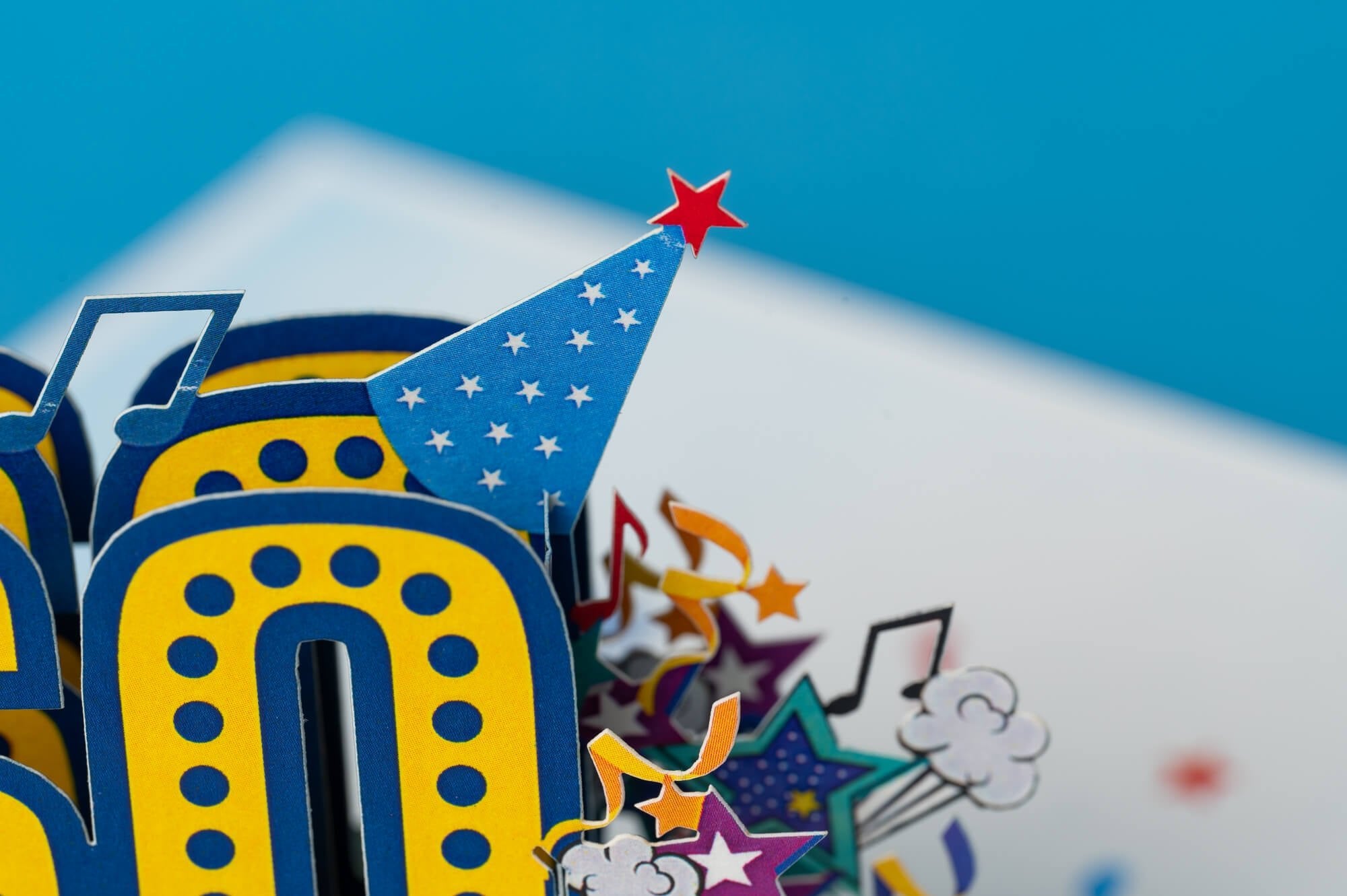 LINKSMO 60 - OJO GIMTADIENIO: išskirtinio grožio 3D pop - up atvirukas + vokas - OBUOLYS